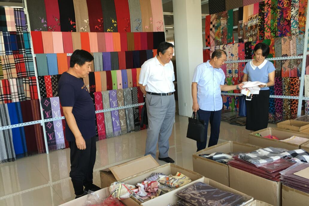 林永亮執(zhí)行會(huì)長(zhǎng)一行到內(nèi)蒙古雪絨花羊絨制品有限公司調(diào)研考察